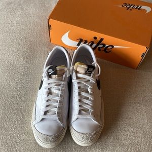 Nike W Blazer Low ‘77 white and black sneakers